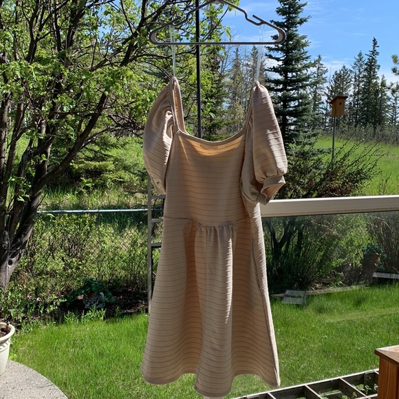 Gorgeous poofy sleeved dress. - Picture 9 of 10